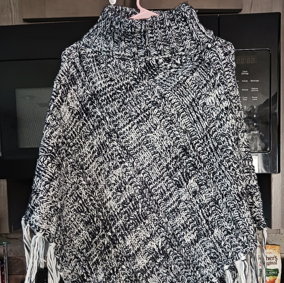 NWT knitted poncho, one size fits all. Never worn - Picture 1 of 3